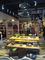 La estantería y los soportes de madera de encargo de la exhibición para la ropa hace compras/las bodegas/las alamedas