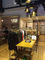 La estantería y los soportes de madera de encargo de la exhibición para la ropa hace compras/las bodegas/las alamedas