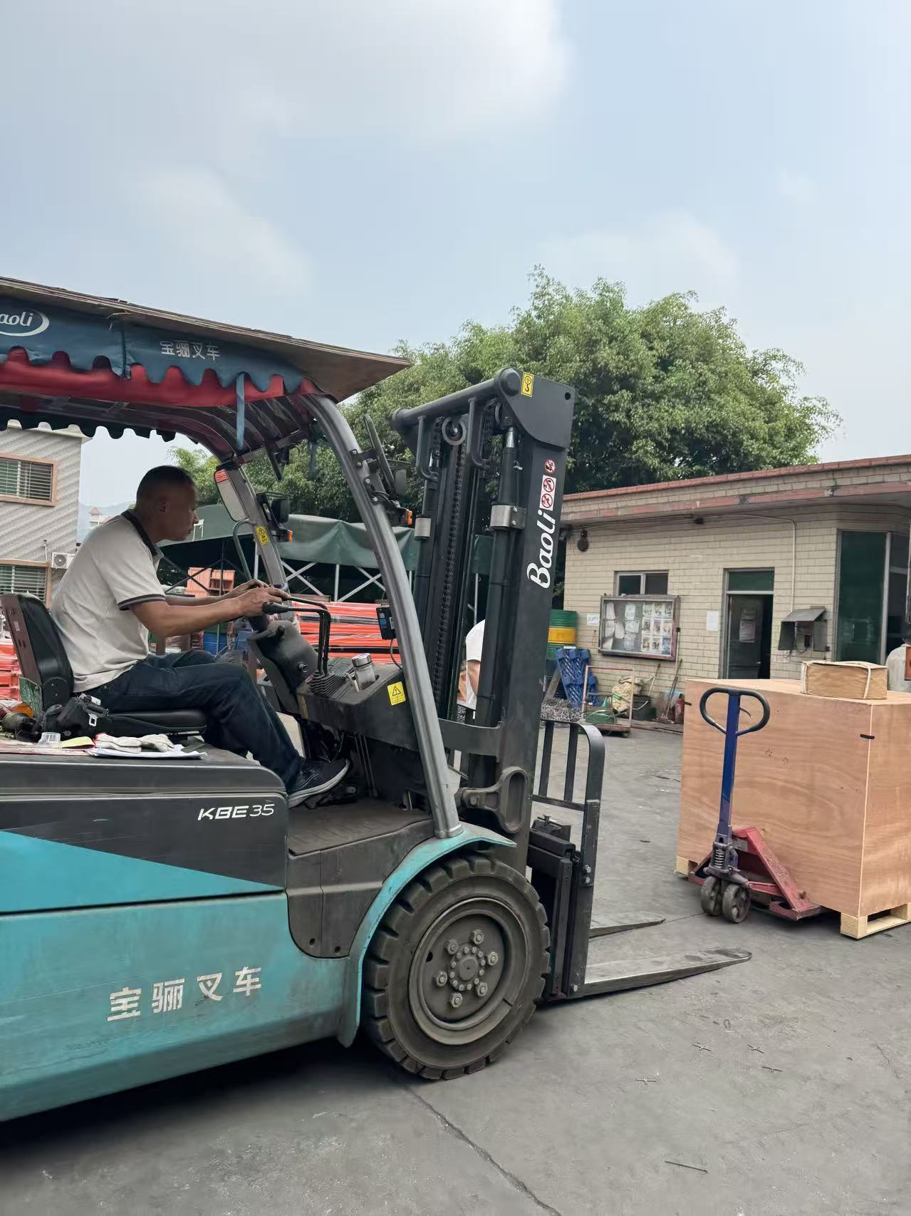 Últimos blogs de la empresa sobre Entrega mundial en acción: los estantes de almacenamiento de moho en movimiento