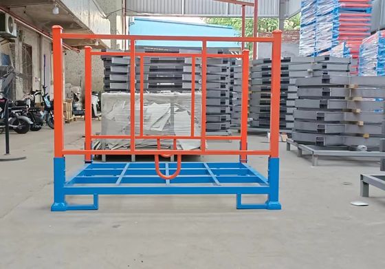 Las jaulas de palets plegables de trabajo pesado en el almacén ahorran espacio azul y naranja