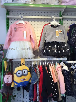 comprar Emparede el color blanco de la ropa de exhibición del metal lateral de los estantes para la tienda al por menor Fabricación en línea