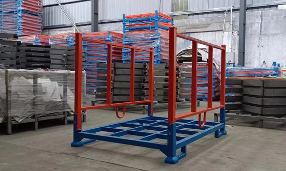 Las jaulas de palets plegables de trabajo pesado en el almacén ahorran espacio azul y naranja