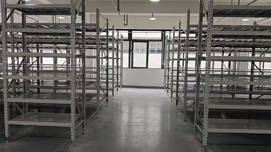 CTU y AMR Integración de estanterías inteligentes de servicio medio para el cumplimiento automatizado