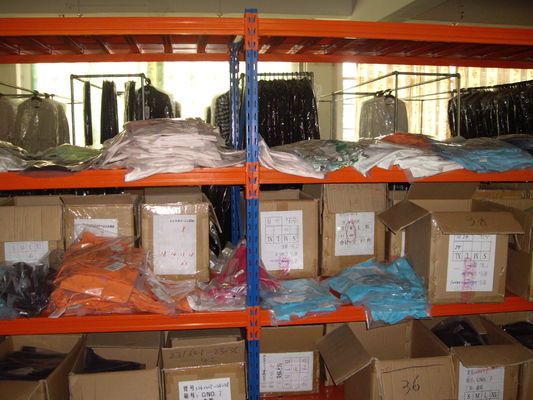 Estante para trabajos de tipo medio de niveles múltiples ajustable de la placa de acero para el almacenamiento de la ropa de la moda